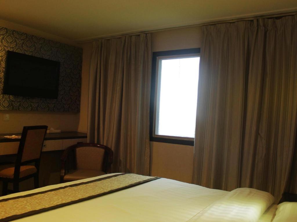 Hermes Palace Hotel Medan Exterior foto