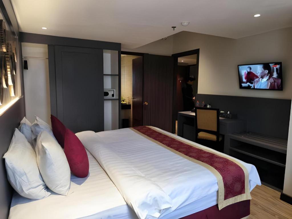 Hermes Palace Hotel Medan Exterior foto